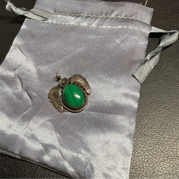 Vintage Sterling Silver Native American Navajo Oval Malachite Pendant 1" x 7/8" - Picture 6 of 10